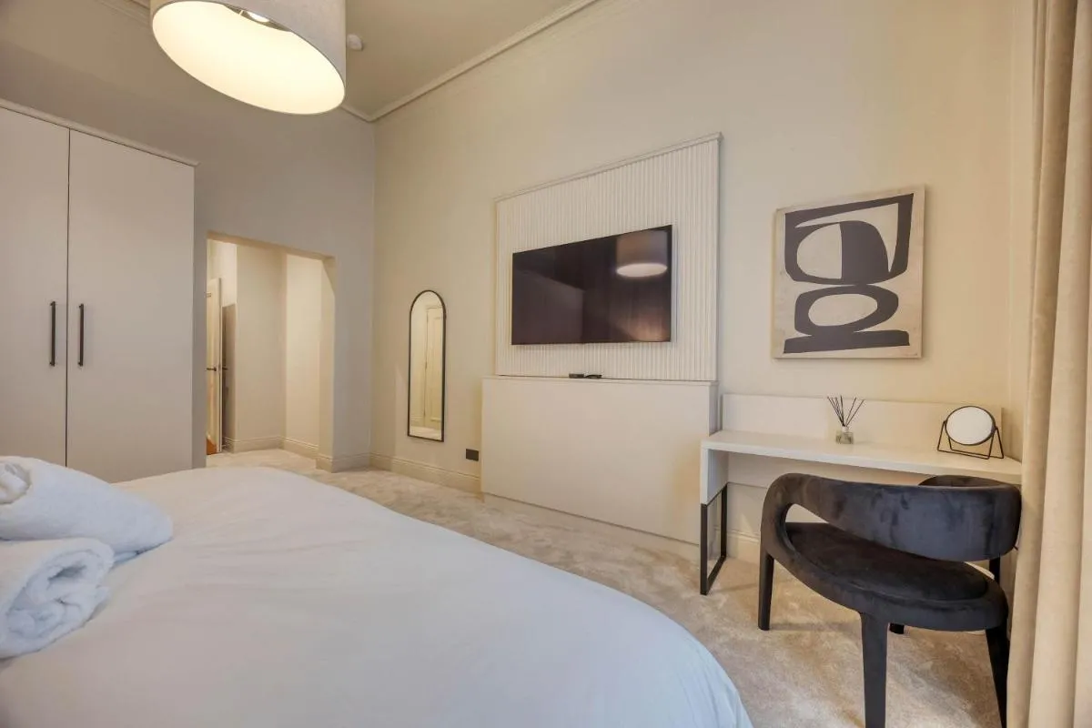 Image 2 of Luxury Refurbished City Retreat