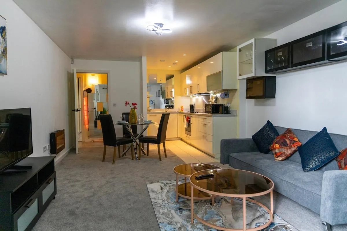 Image 3 of Meadowside Quay 2BR Luxurious Apartment
