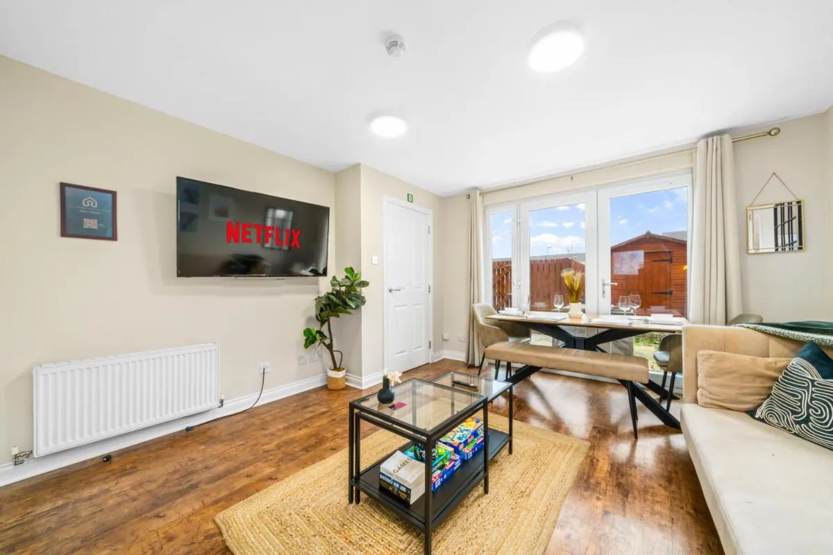 Image 1 of Modern 5 Bedroom Townhouse with Free Parking