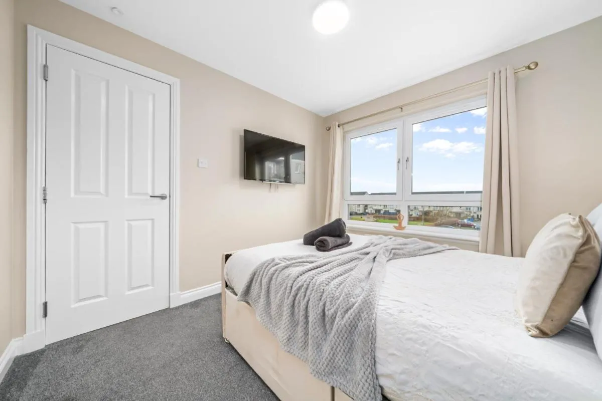 Image 5 of Modern 5 Bedroom Townhouse with Free Parking