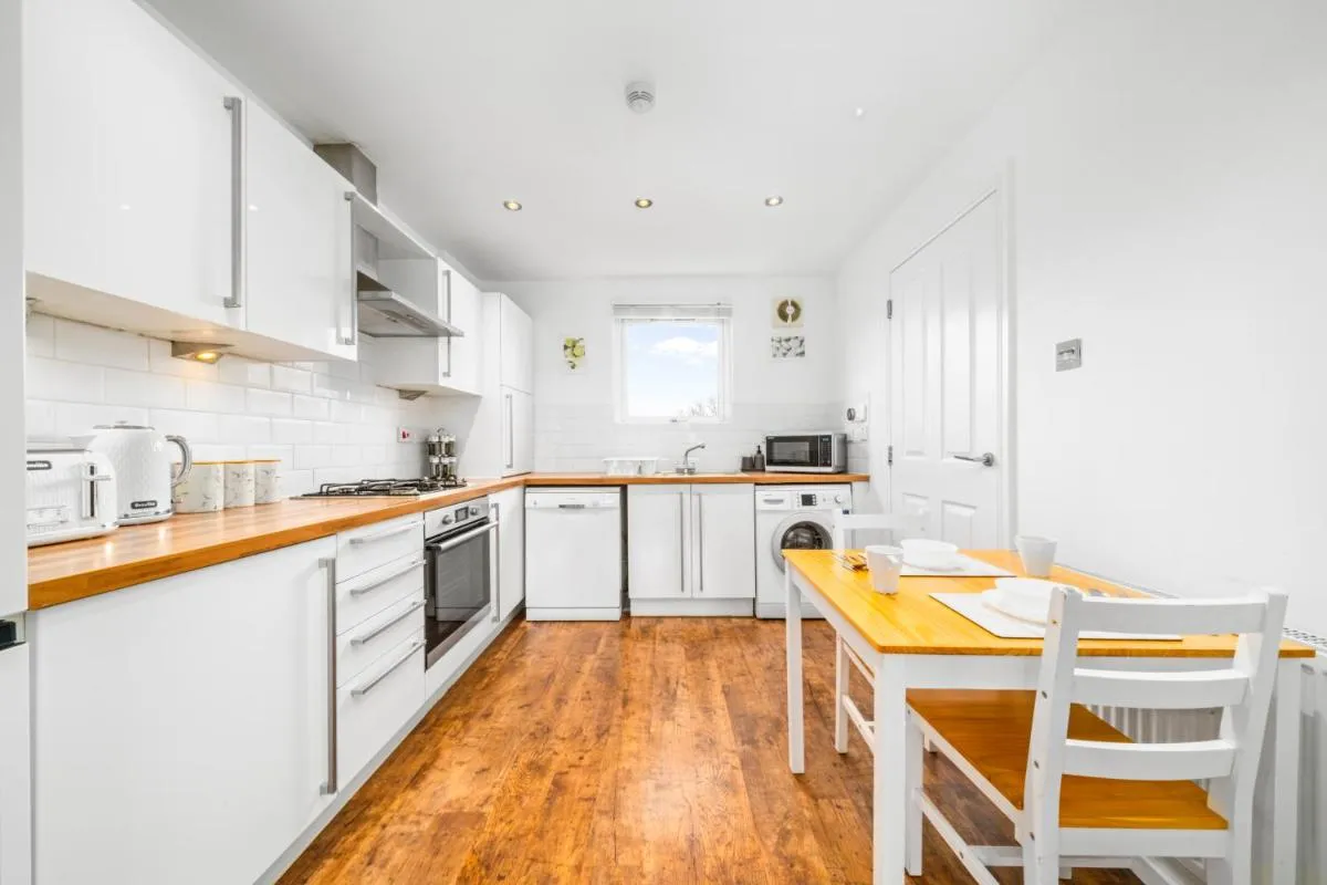 Image 2 of Modern 5 Bedroom Townhouse with Free Parking