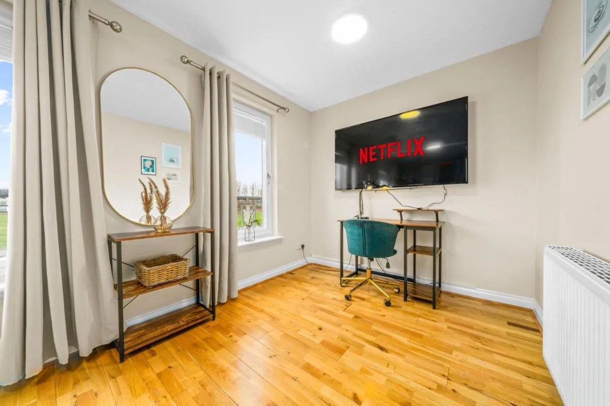 Image 6 of Modern 5 Bedroom Townhouse with Free Parking