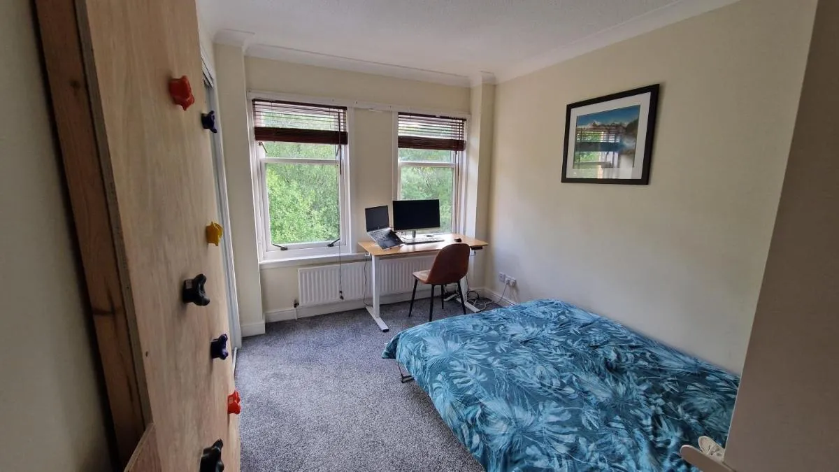 Image 6 of Modern Three-Bedroom Apartment in Leafy West End with Private Parking