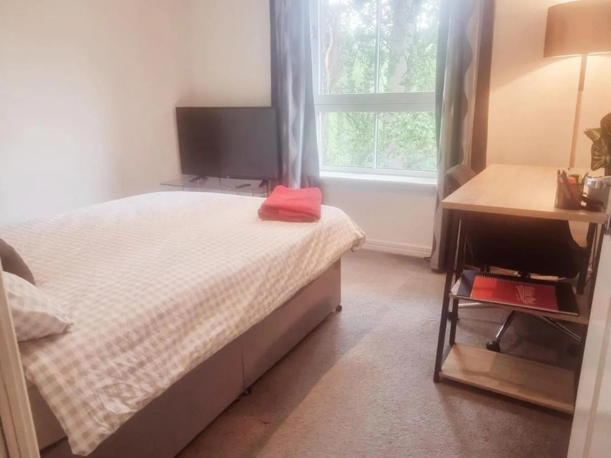 Image 6 of Modern Two Bed Glasgow Apartment with Free Parking