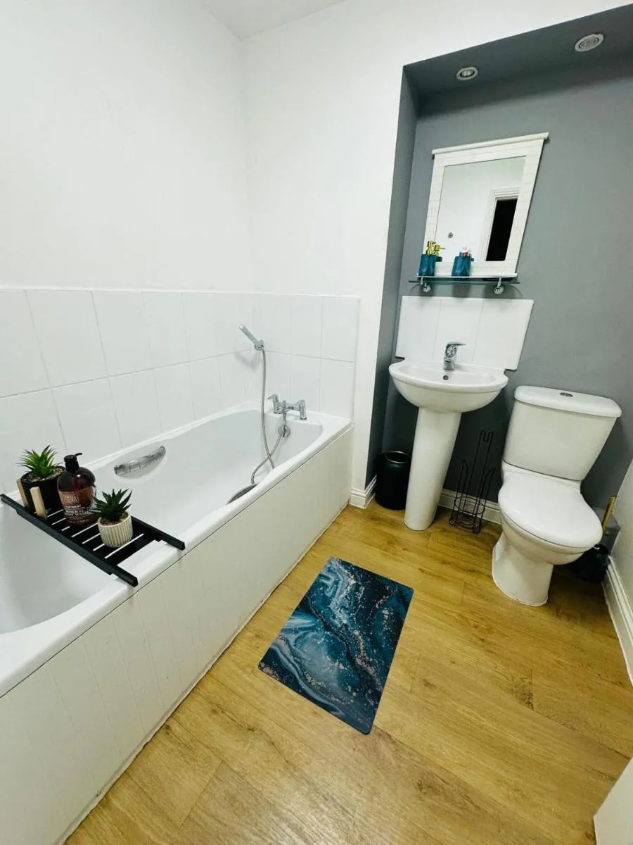 Image 3 of Outstanding Modern Glasgow Flat Luxury King Bed