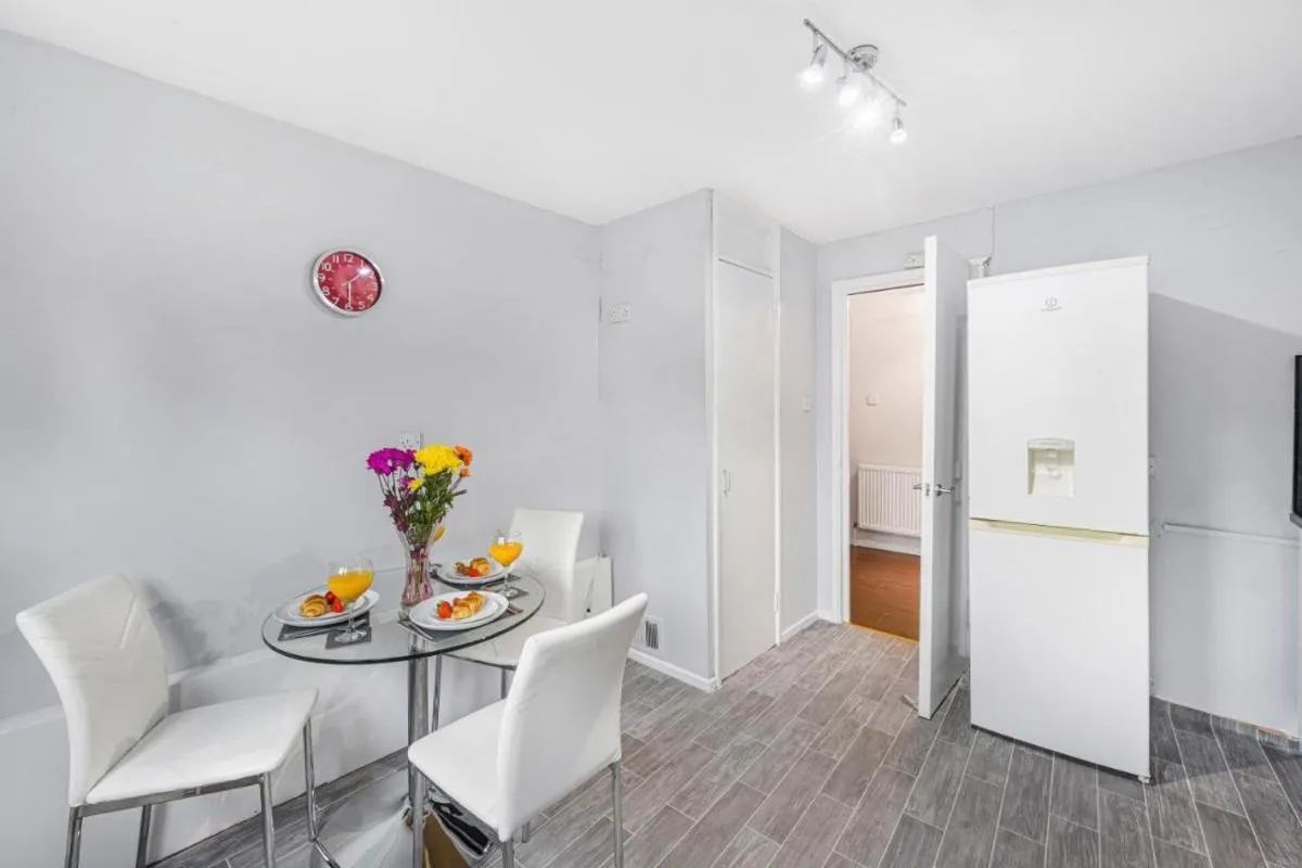 Image 3 of PREMIER – Maryhill Apartment