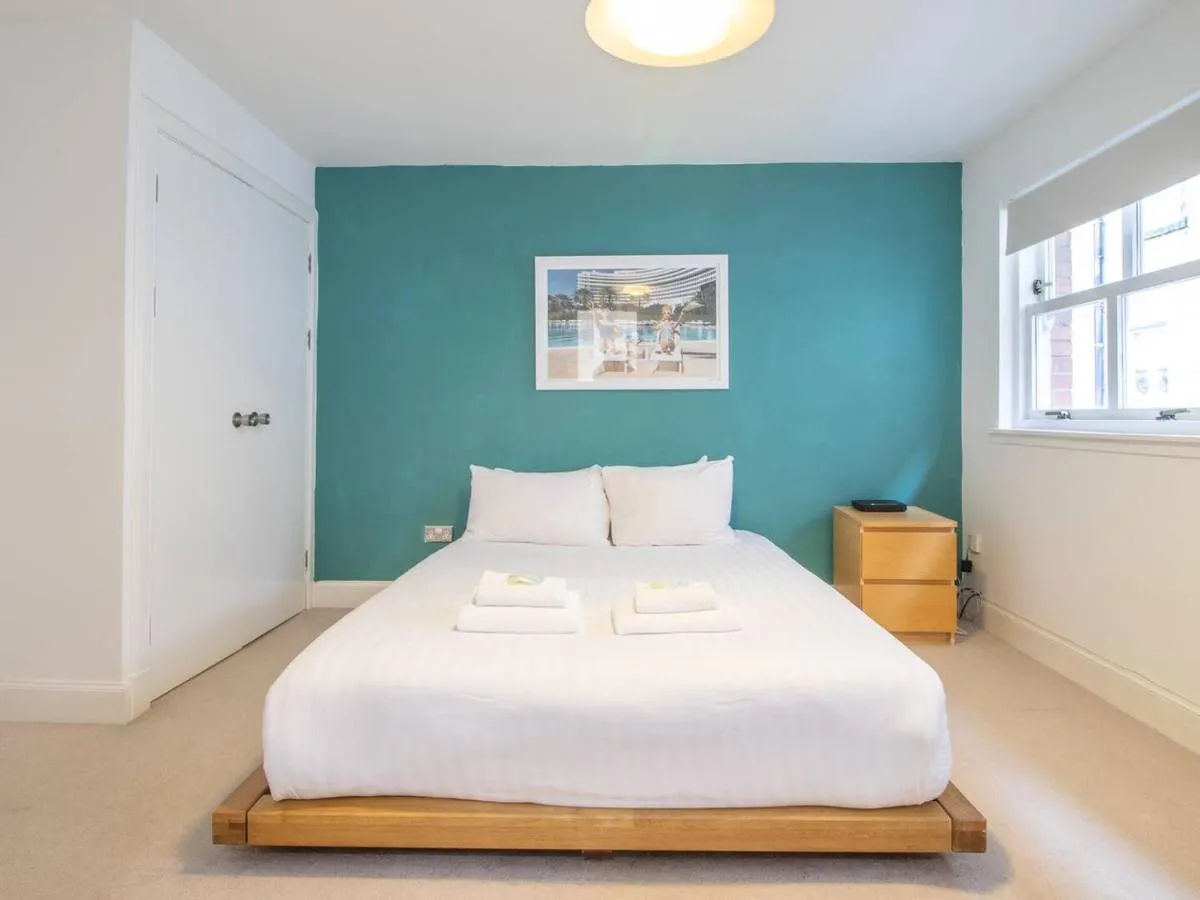 Image 5 of Pass the Keys Stylish West End Detached Mews