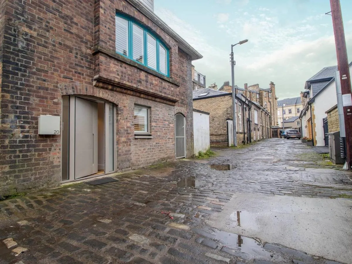 Image 4 of Pass the Keys Stylish West End Detached Mews