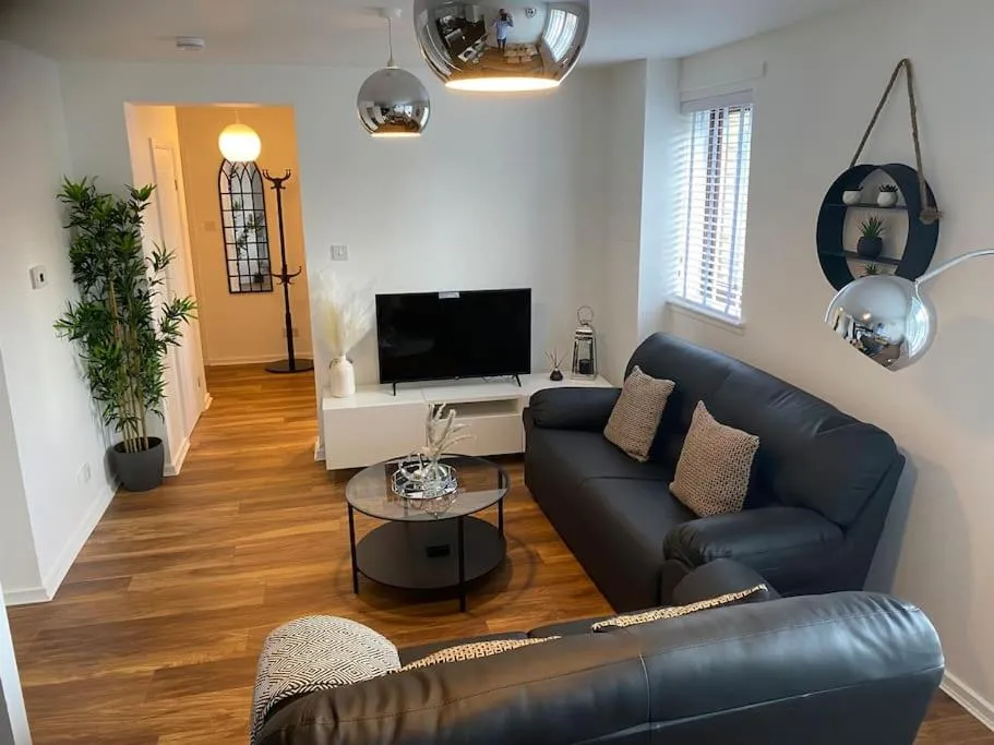 Image 4 of Perfectly situated luxury 2 bedroom apartment