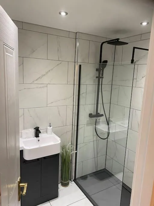 Image 6 of Perfectly situated luxury 2 bedroom apartment