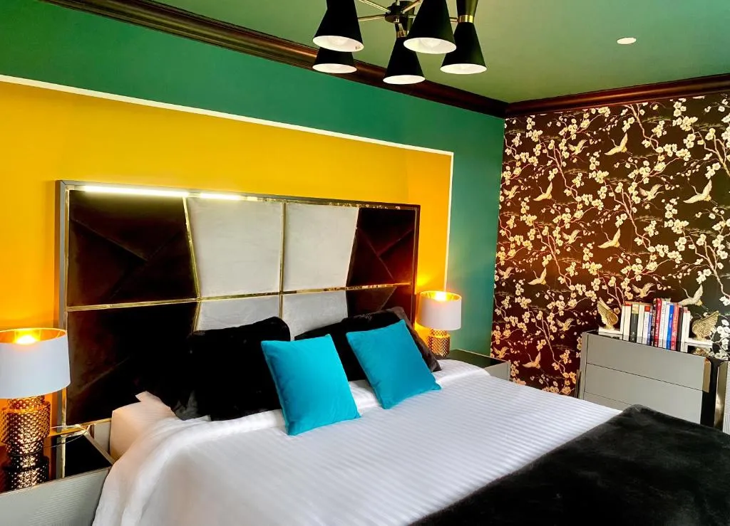 Image of Private Bedroom & Bathroom with Amazing View in Quirky Townhouse
