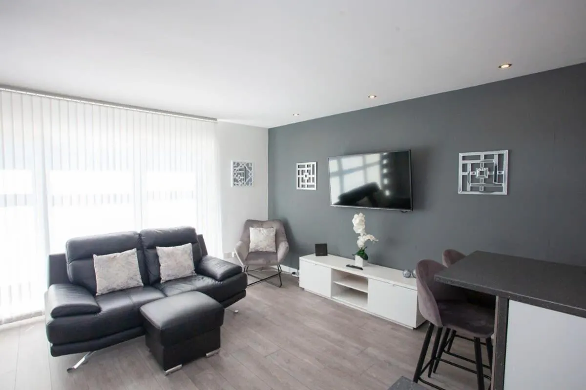 Image 2 of Southside Flat with Private Garden!