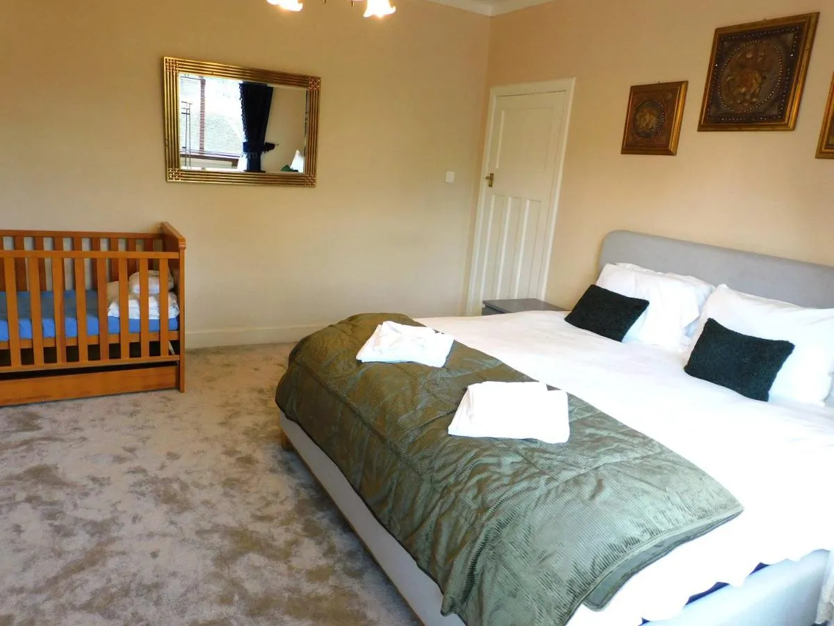 Image 6 of Spacious 3 Bed Family Friendly Home with Garden & Parking Sleeps 6 & Baby Near Glasgow City