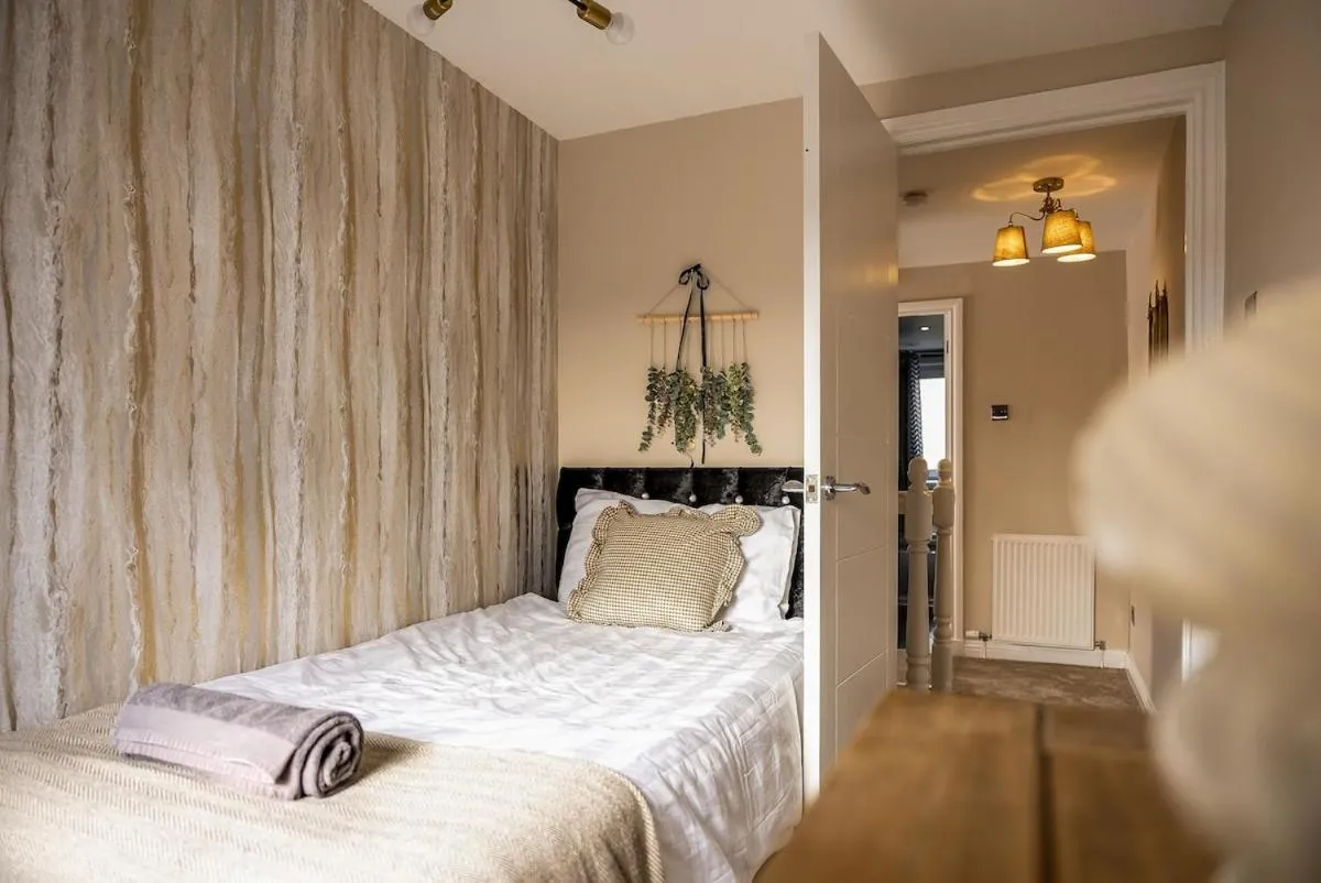 Image 6 of Spacious 3 Bed Home in Glasgow City With Free Parking
