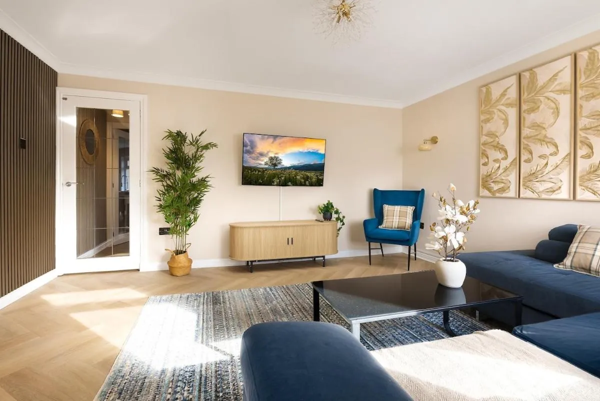 Image 4 of Spacious 3 Bed Home in Glasgow City With Free Parking