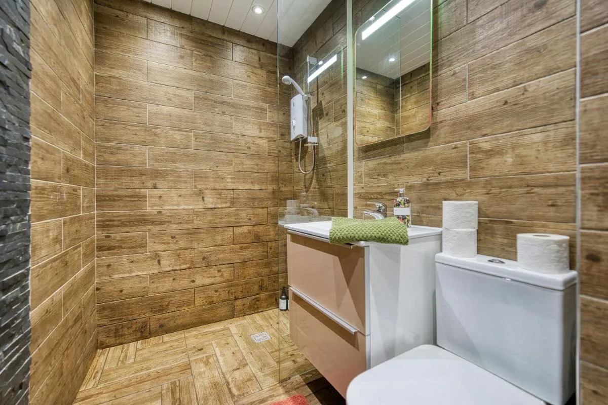 Image 2 of Spacious 4 Bedroom Apt Near West End Glasgow