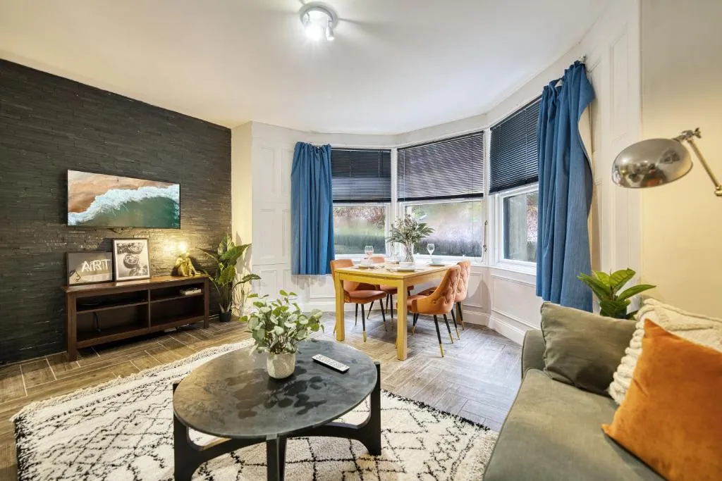 Image of Spacious 4 Bedroom Apt Near West End Glasgow