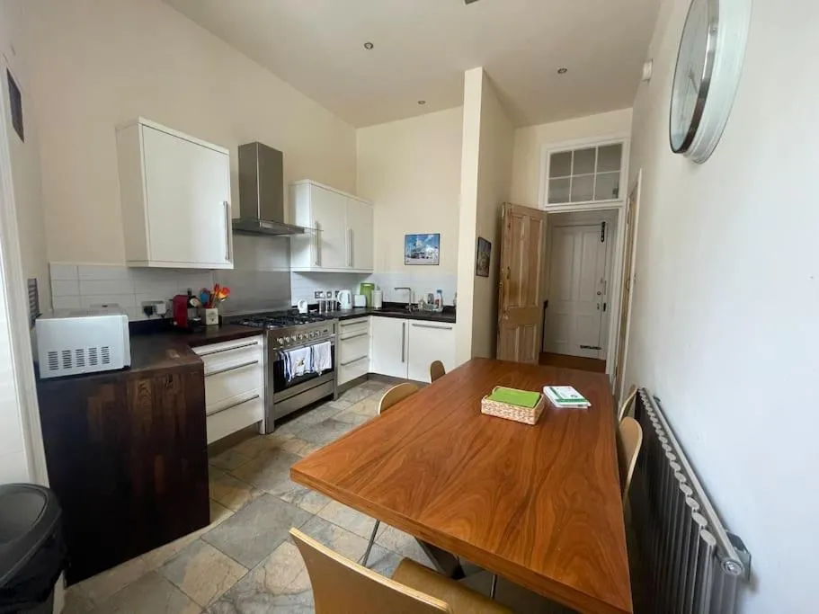 Image 3 of Stunning West End Flat!