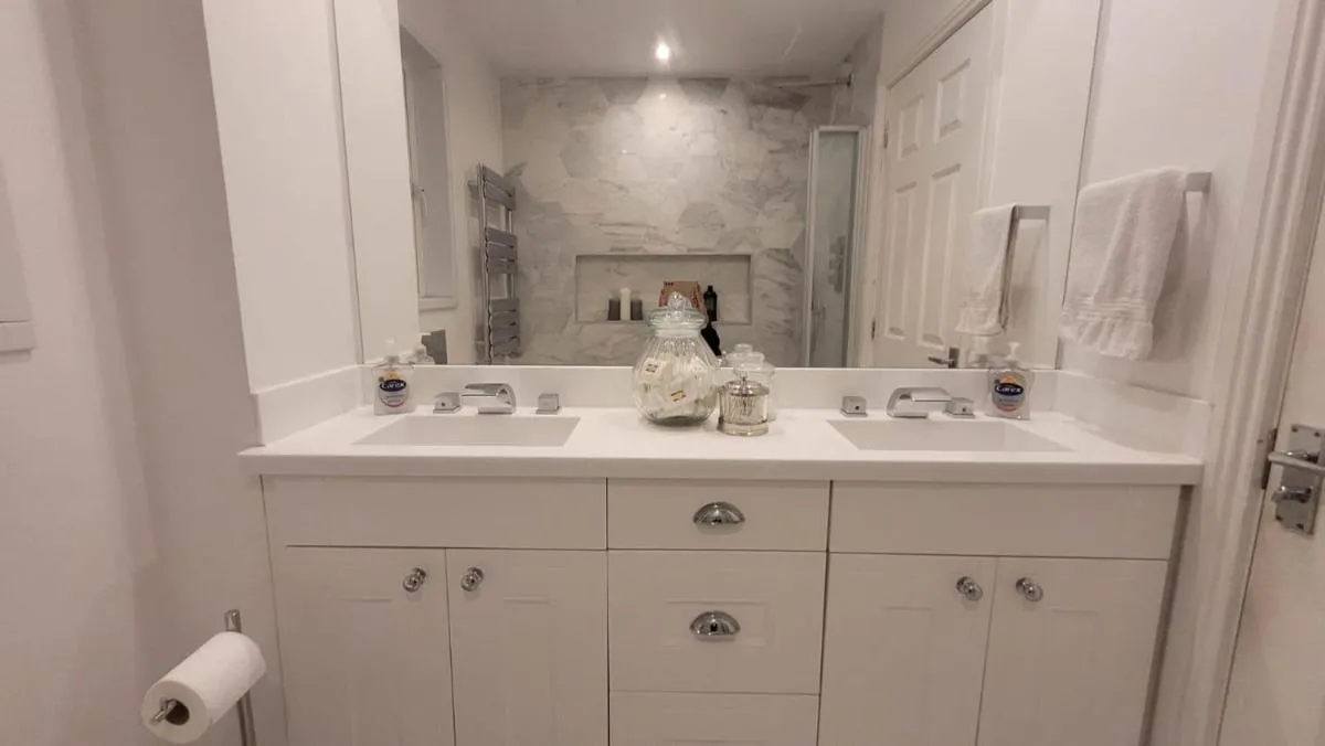 Image 2 of Stylish Modern 3 bedroom house free parking