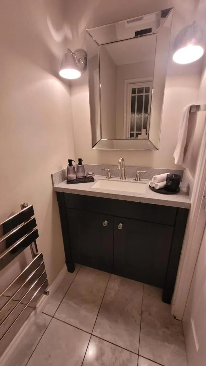 Image 4 of Stylish Modern 3 bedroom house free parking