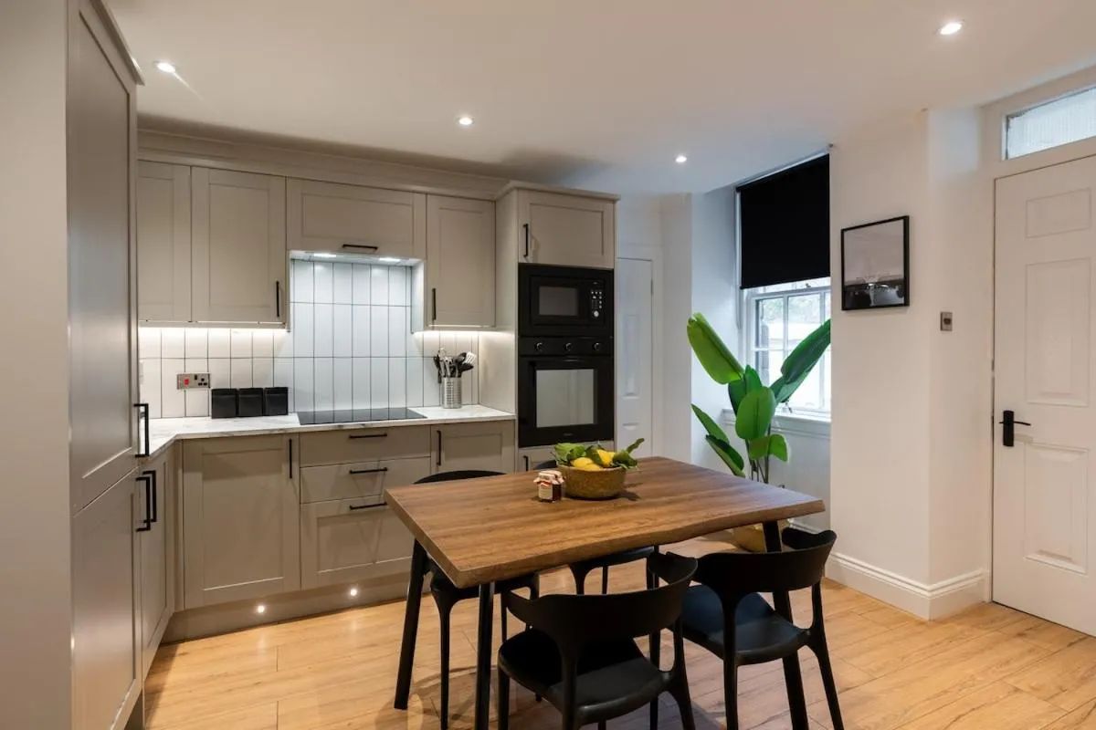 Image 3 of Stylish and Luxe 1 bed Apartment – Prime West End
