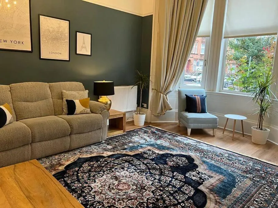 Image of Victorian 3 BR main door flat, King size beds , large rooms