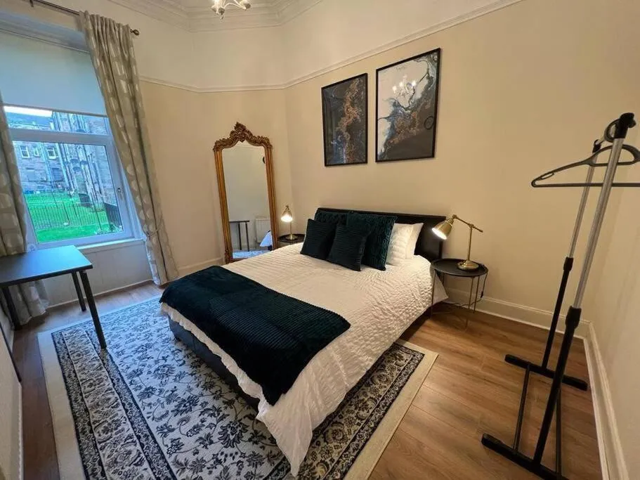 Image 5 of Victorian 3 BR main door flat, King size beds , large rooms