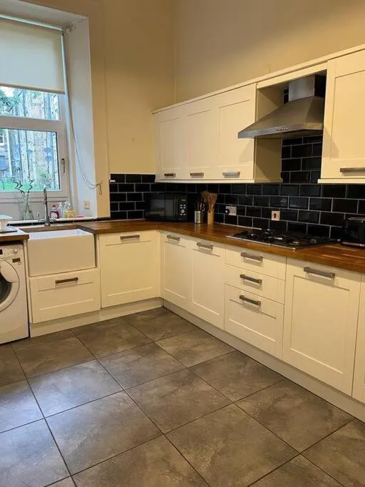 Image 6 of Victorian 3 BR main door flat, King size beds , large rooms
