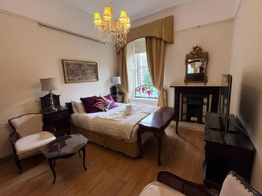 Image 1 of Wonderful 3 Bed West End Flat