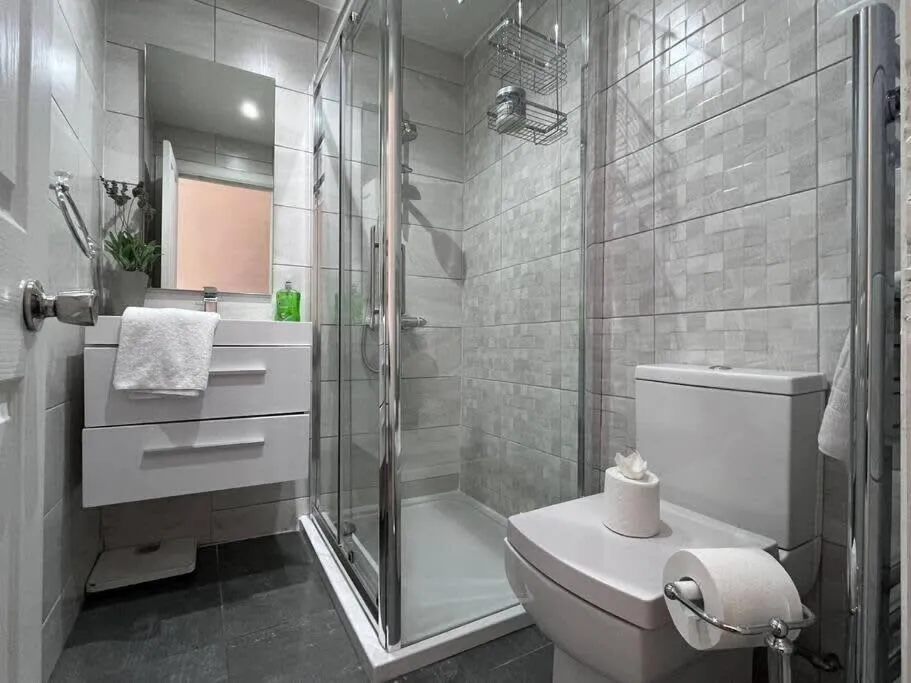 Image 6 of Wonderful 3 Bed West End Flat